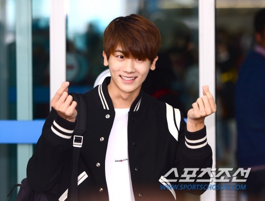 Park Hyung Sik và Ji Soo nhiệt tình thả tim với fan, cùng đoàn phim 'Do Bong Soon' lên đường du lịch
