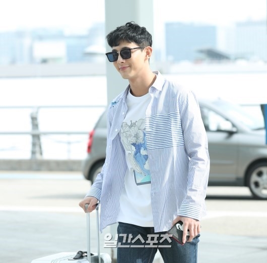 Park Hyung Sik và Ji Soo nhiệt tình thả tim với fan, cùng đoàn phim 'Do Bong Soon' lên đường du lịch