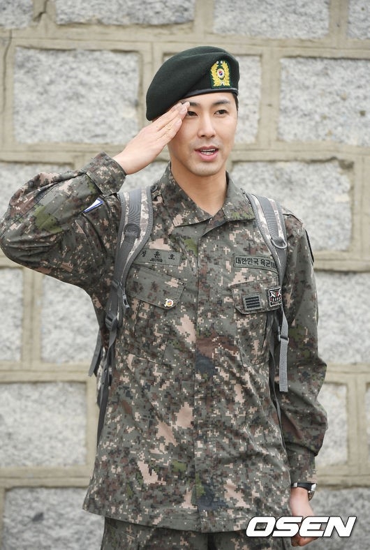 Trưởng nhóm tài năng Jung Yunho của nhóm TVXQ! điển trai ngày xuất ngũ