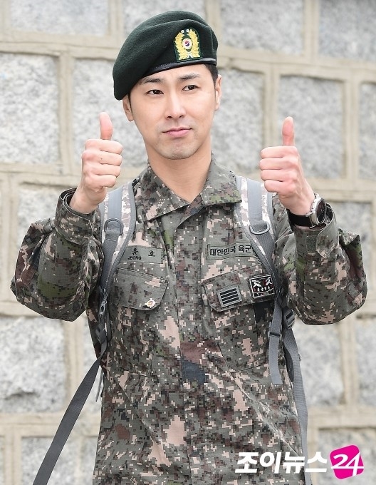 Trưởng nhóm tài năng Jung Yunho của nhóm TVXQ! điển trai ngày xuất ngũ