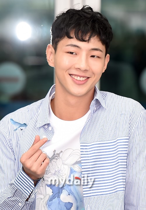 Park Hyung Sik và Ji Soo nhiệt tình thả tim với fan, cùng đoàn phim 'Do Bong Soon' lên đường du lịch