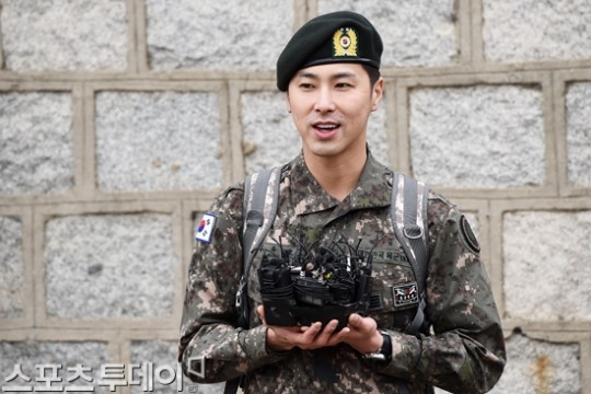 Trưởng nhóm tài năng Jung Yunho của nhóm TVXQ! điển trai ngày xuất ngũ