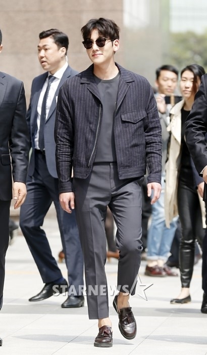 Ji Chang Wook đeo kính đen sang chảnh tung tăng đi ký tặng fan