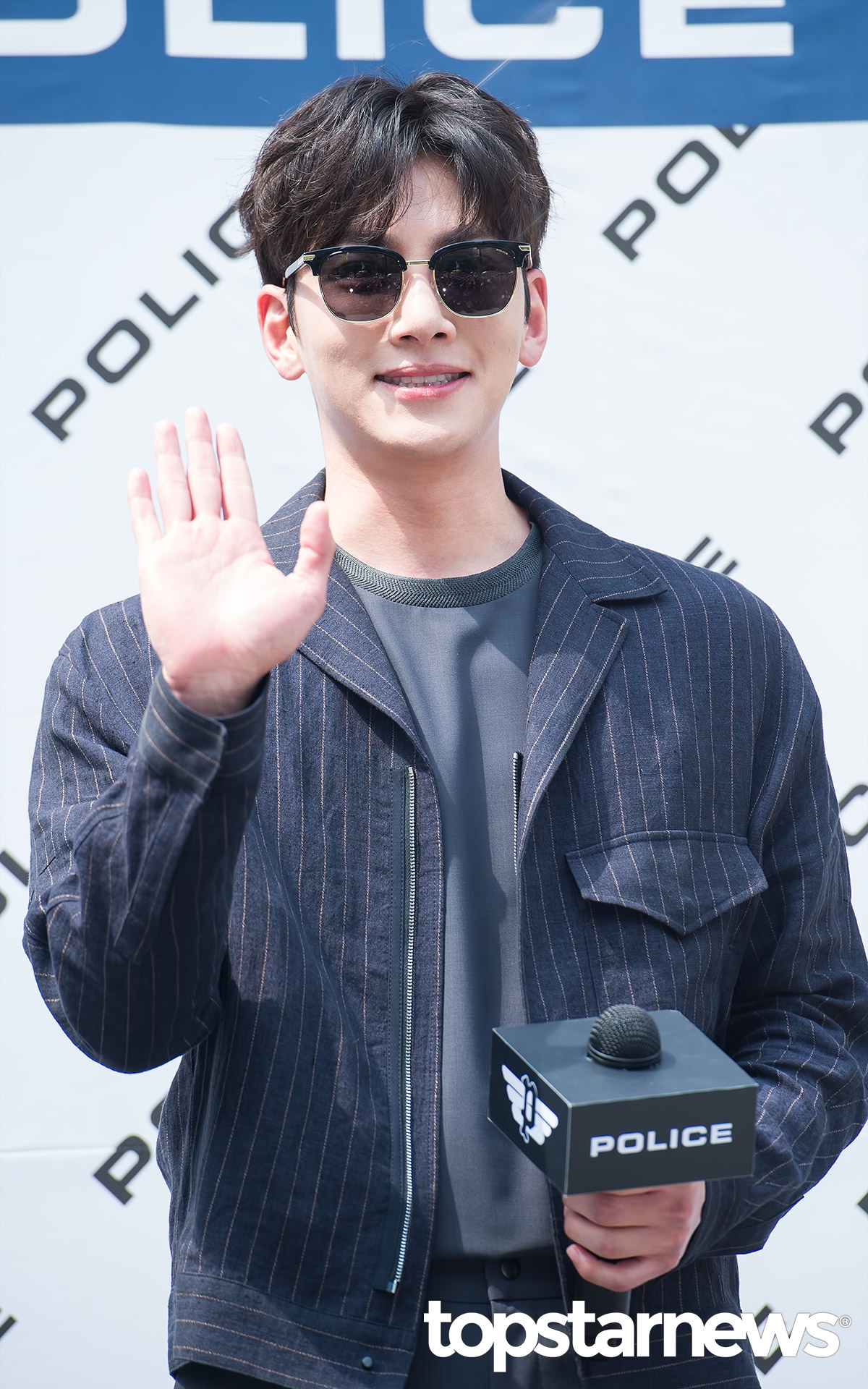 Ji Chang Wook đeo kính đen sang chảnh tung tăng đi ký tặng fan