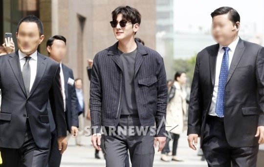 Ji Chang Wook đeo kính đen sang chảnh tung tăng đi ký tặng fan