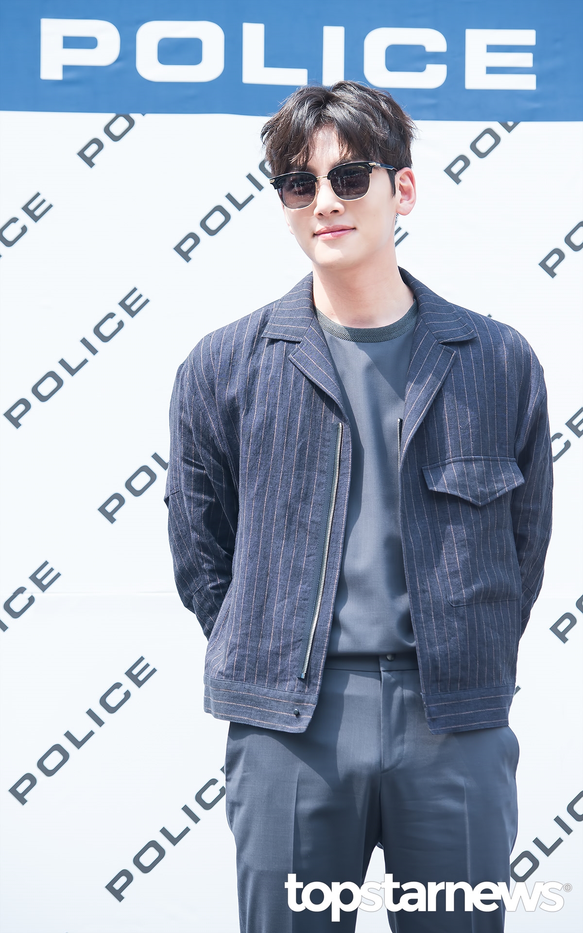 Ji Chang Wook đeo kính đen sang chảnh tung tăng đi ký tặng fan