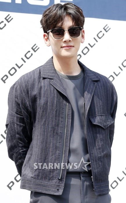 Ji Chang Wook đeo kính đen sang chảnh tung tăng đi ký tặng fan