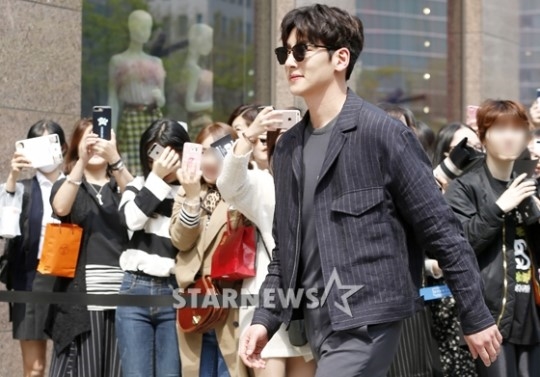 Ji Chang Wook đeo kính đen sang chảnh tung tăng đi ký tặng fan