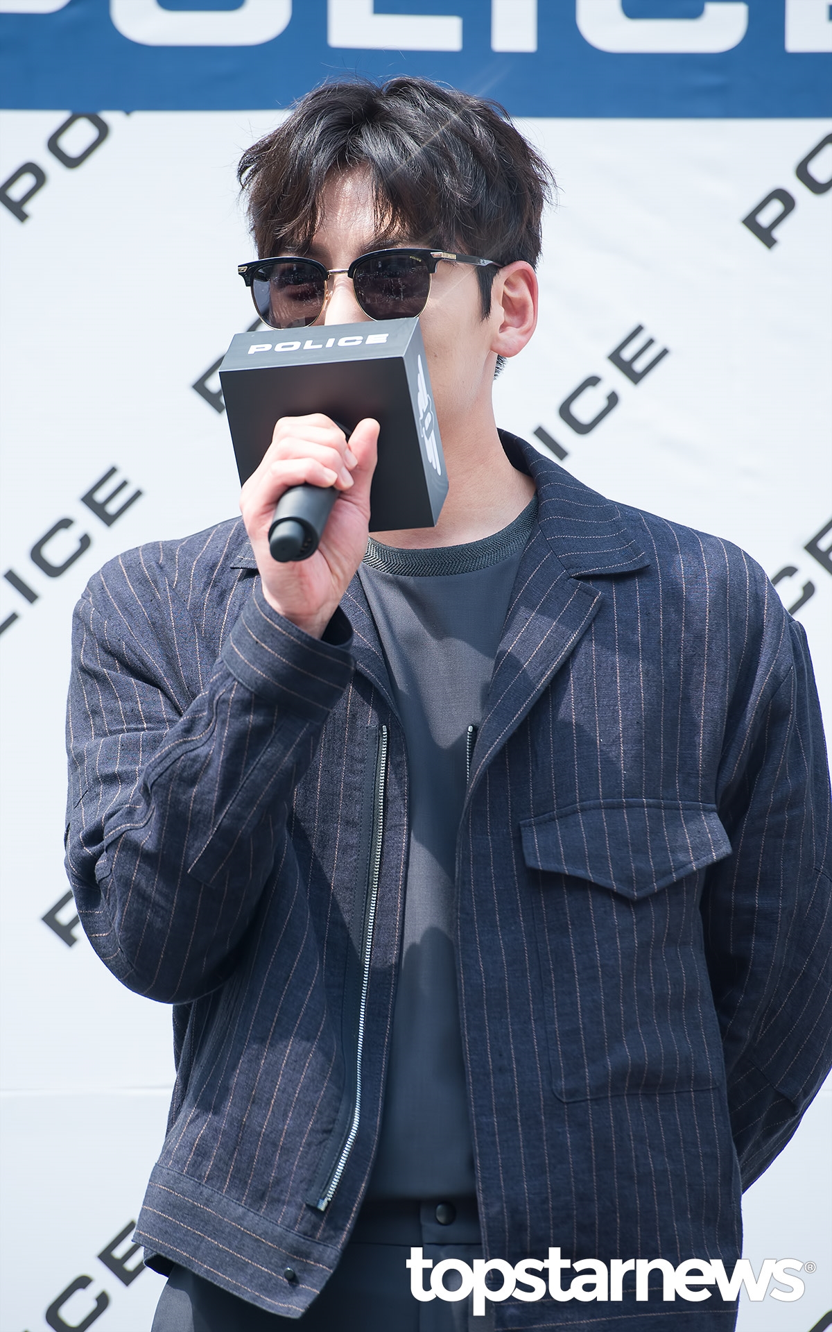 Ji Chang Wook đeo kính đen sang chảnh tung tăng đi ký tặng fan