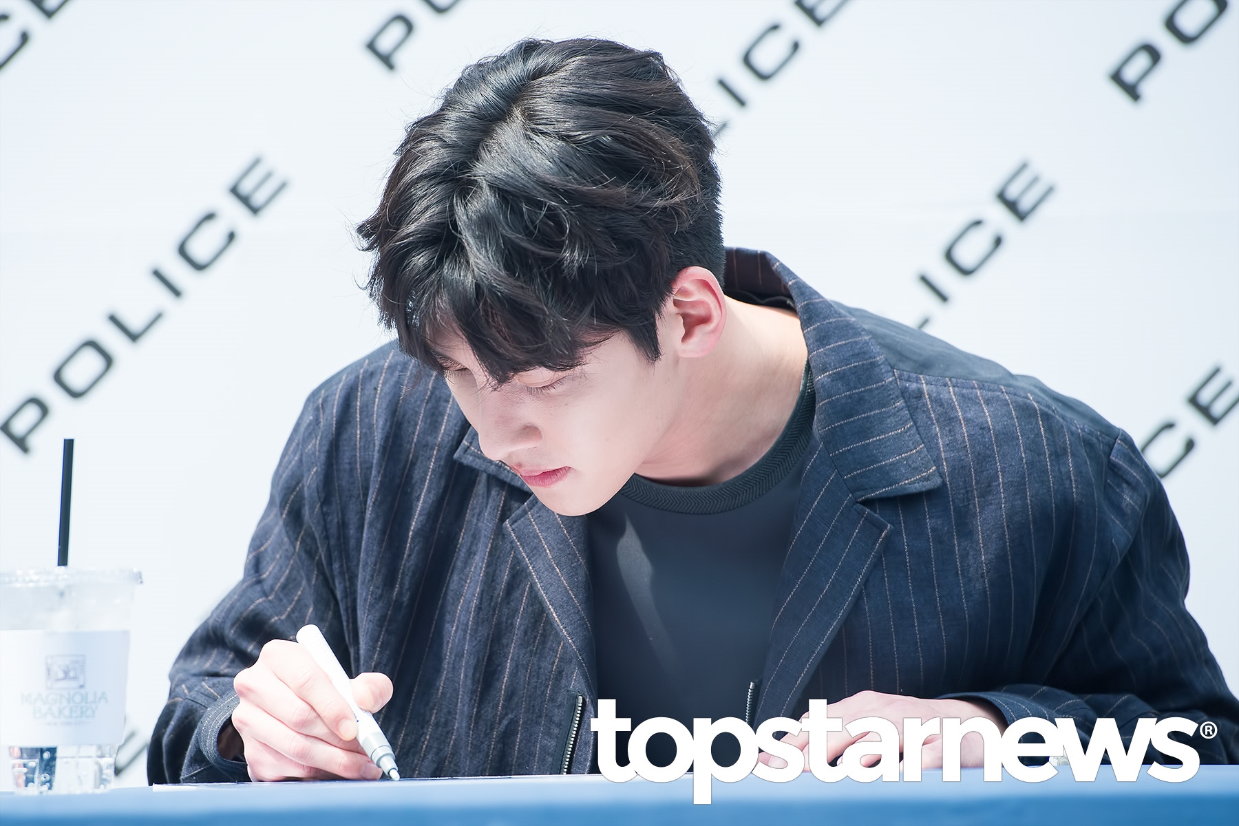 Ji Chang Wook đeo kính đen sang chảnh tung tăng đi ký tặng fan