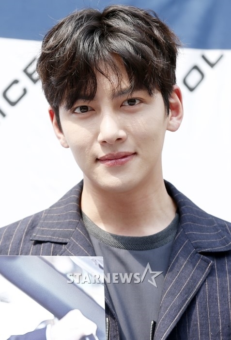 Ji Chang Wook đeo kính đen sang chảnh tung tăng đi ký tặng fan