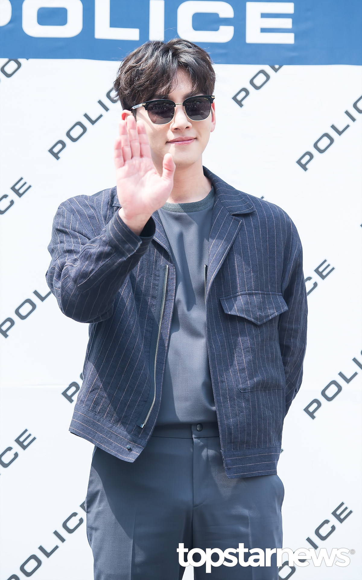 Ji Chang Wook đeo kính đen sang chảnh tung tăng đi ký tặng fan