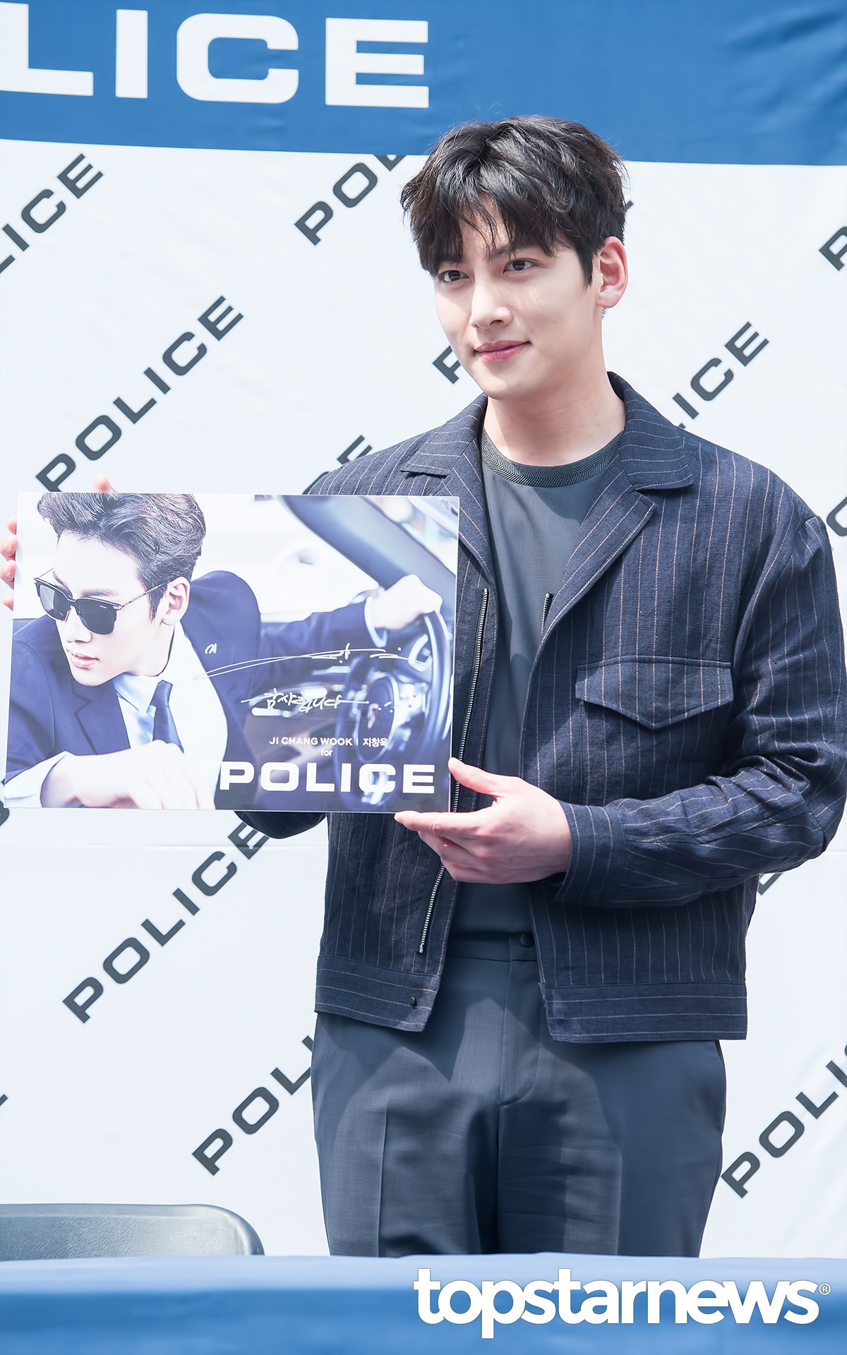 Ji Chang Wook đeo kính đen sang chảnh tung tăng đi ký tặng fan