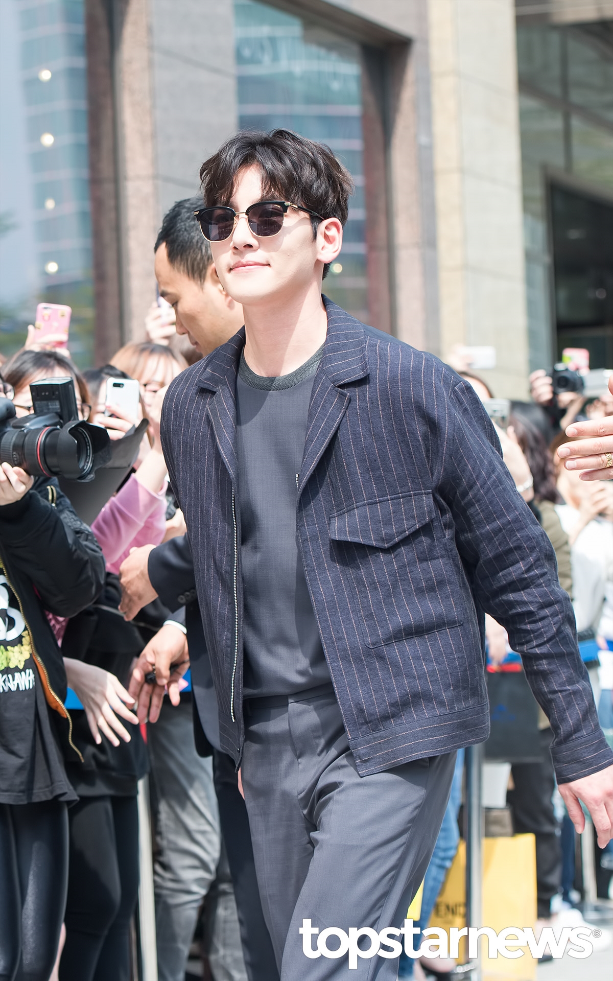 Ji Chang Wook đeo kính đen sang chảnh tung tăng đi ký tặng fan