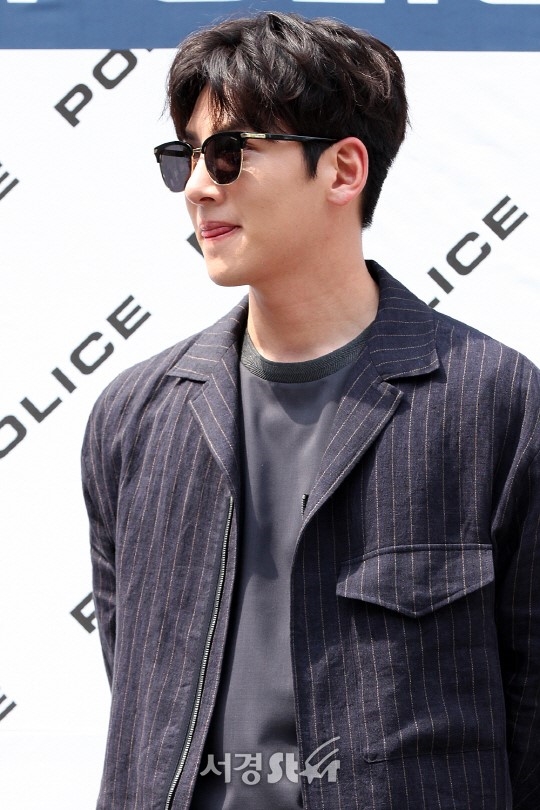 Ji Chang Wook đeo kính đen sang chảnh tung tăng đi ký tặng fan