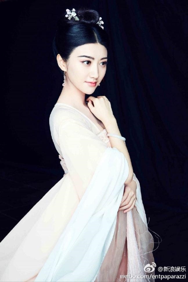Có tiền, có sắc nhưng dàn mỹ nhân này mãi không thoát kiếp 'Bà hoàng diễn dở' Co tien, co sac nhung dan my nhan nay mai khong thoat kiep 'Ba hoang dien do'