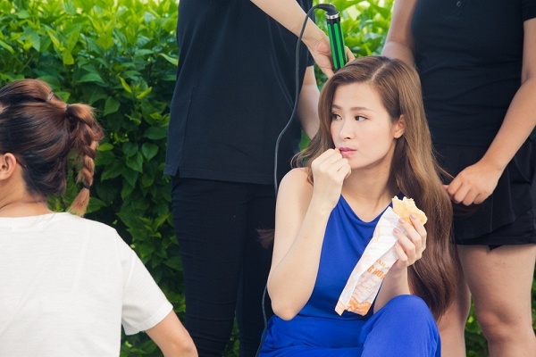 Fan xót xa khi chứng kiến thần tượng 'ăn vội, ngủ gật' vì kiệt sức trong hậu trường