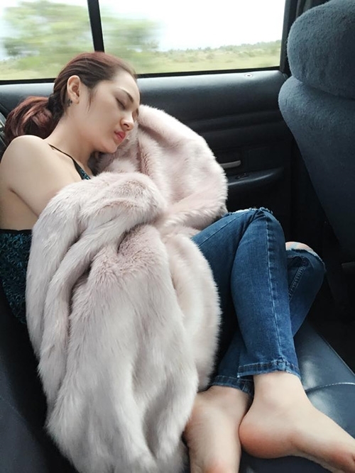 Fan xót xa khi chứng kiến thần tượng 'ăn vội, ngủ gật' vì kiệt sức trong hậu trường