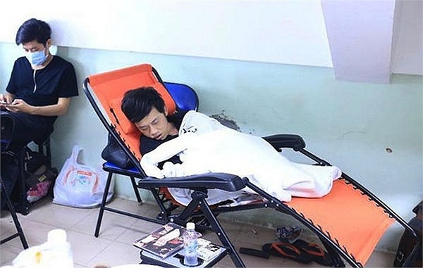 Fan xót xa khi chứng kiến thần tượng 'ăn vội, ngủ gật' vì kiệt sức trong hậu trường
