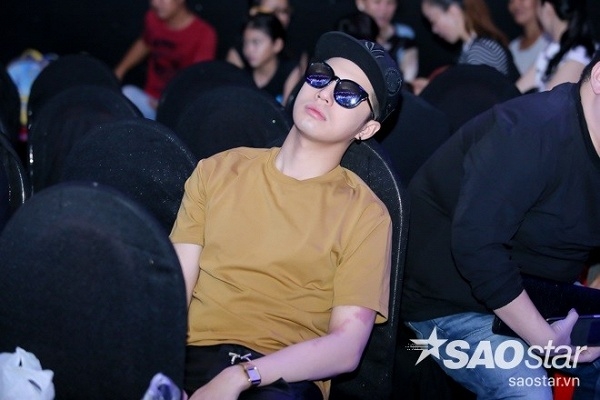 Fan xót xa khi chứng kiến thần tượng 'ăn vội, ngủ gật' vì kiệt sức trong hậu trường