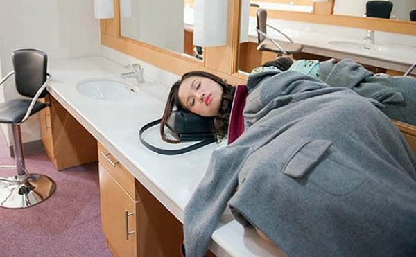 Fan xót xa khi chứng kiến thần tượng 'ăn vội, ngủ gật' vì kiệt sức trong hậu trường