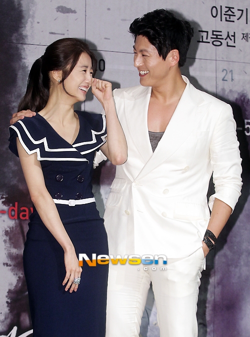 Vợ chồng Ryu Soo Young - Park Ha Sun chuẩn bị đón con đầu lòng