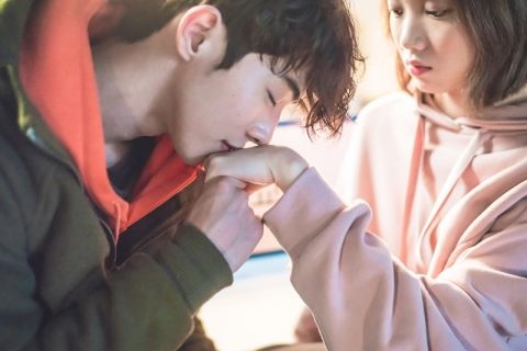 Ngắm lại những khoảnh khắc rung động trái tim cặp đôi Kình Tạ trong “Weightlifting Fairy Kim Bok Joo”