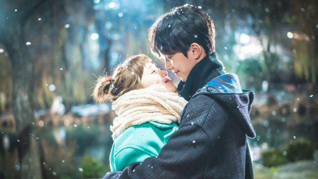 Fan thích thú nhận ra Nam Joo Hyuk đã ngầm thông tin về chuyện tình với Lee Sung Kyung từ trước