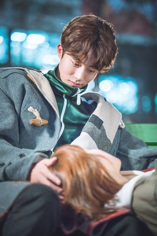 Fan thích thú nhận ra Nam Joo Hyuk đã ngầm thông tin về chuyện tình với Lee Sung Kyung từ trước
