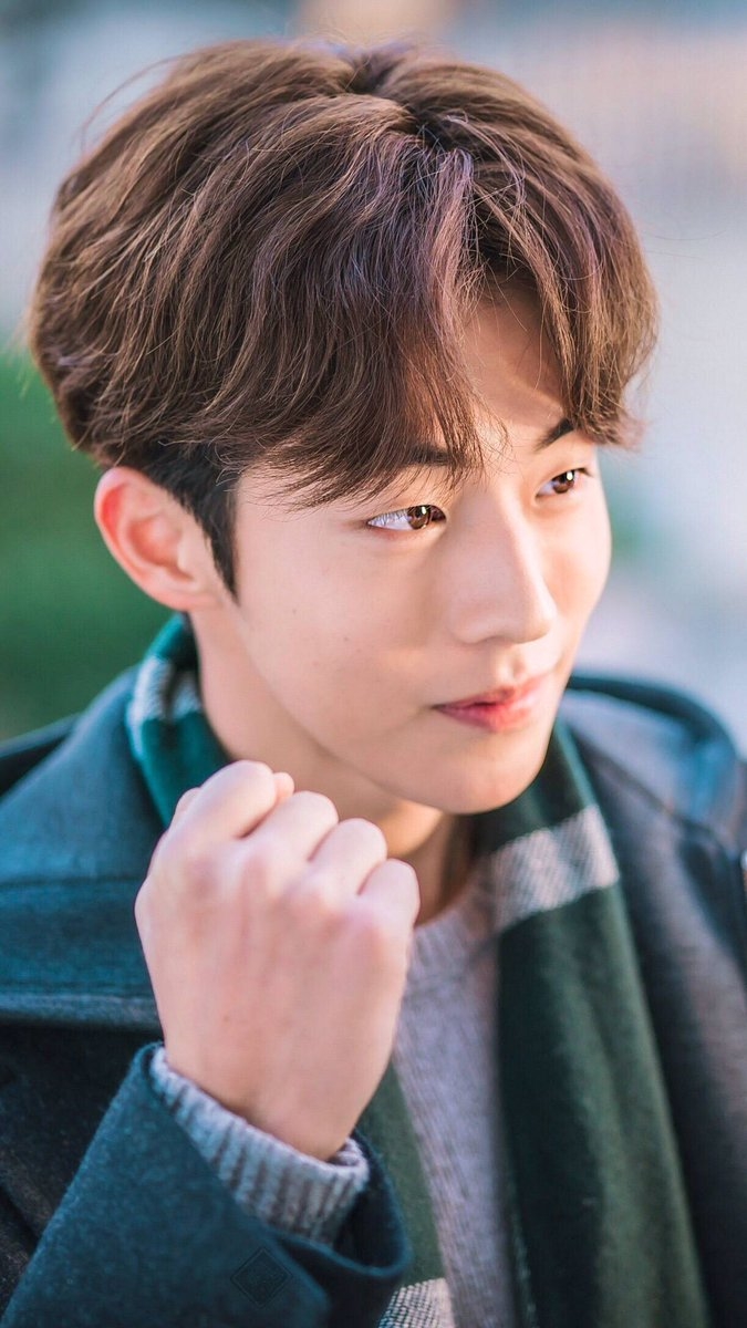 Fan thích thú nhận ra Nam Joo Hyuk đã ngầm thông tin về chuyện tình với Lee Sung Kyung từ trước