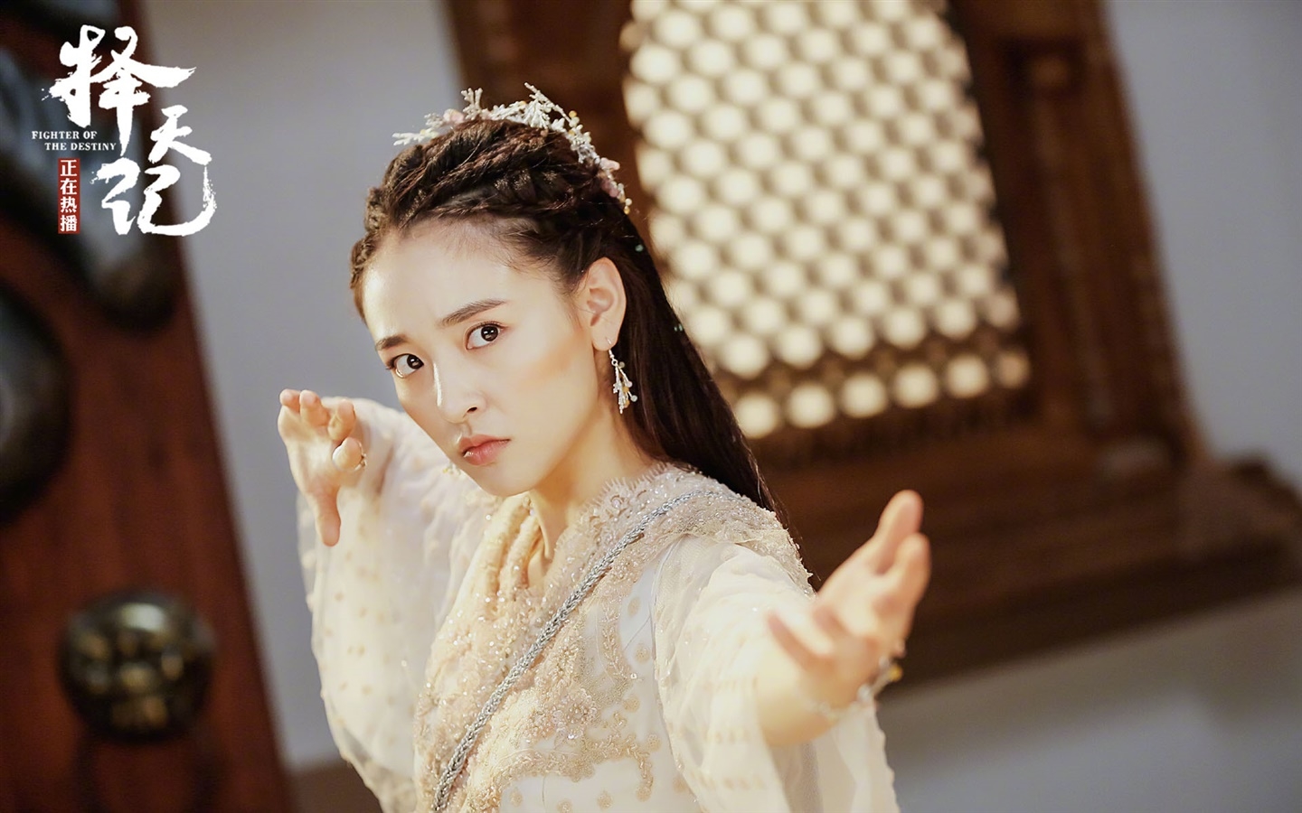 Ngắm Ngô Thiến, 'đồ đệ' Luhan lấn át nữ chính Cổ Lực Na Trát trong Trạch Thiên Ký