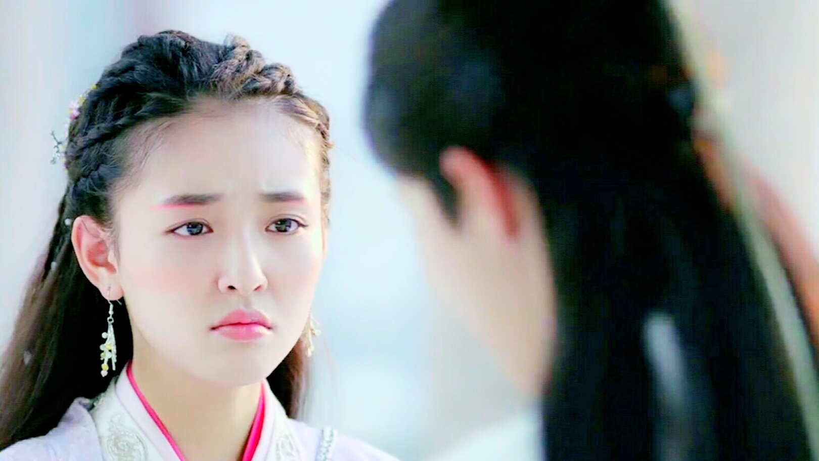 Ngắm Ngô Thiến, 'đồ đệ' Luhan lấn át nữ chính Cổ Lực Na Trát trong Trạch Thiên Ký