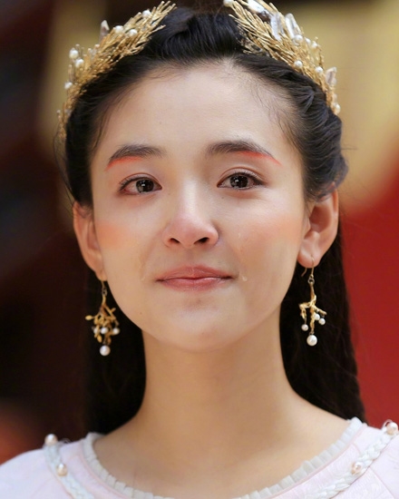 Ngắm Ngô Thiến, 'đồ đệ' Luhan lấn át nữ chính Cổ Lực Na Trát trong Trạch Thiên Ký