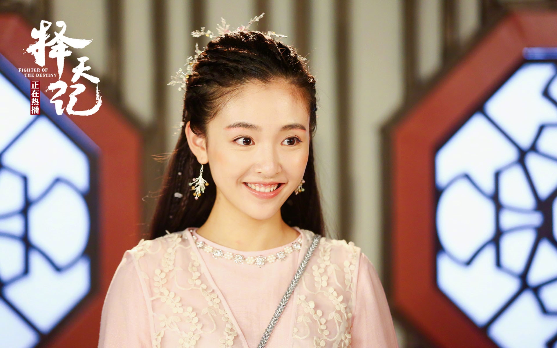 Ngắm Ngô Thiến, 'đồ đệ' Luhan lấn át nữ chính Cổ Lực Na Trát trong Trạch Thiên Ký
