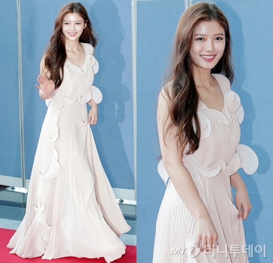 Không mặc trang phục đắt tiền, Kim Yoo Jung vẫn nổi bật tại Baeksang 2017