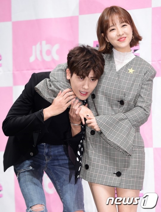 Fan lại dậy sóng khi Park Bo Young chia sẻ về group chat với Park Hyung Sik và Ji Soo
