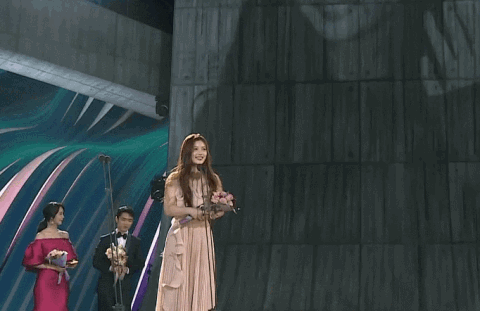 Yoona, D.O và Park Bo Gum được khen ngợi hết lời vì hành động đẹp tại Baeksang 2017