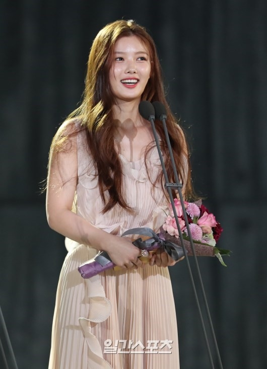 Không mặc trang phục đắt tiền, Kim Yoo Jung vẫn nổi bật tại Baeksang 2017