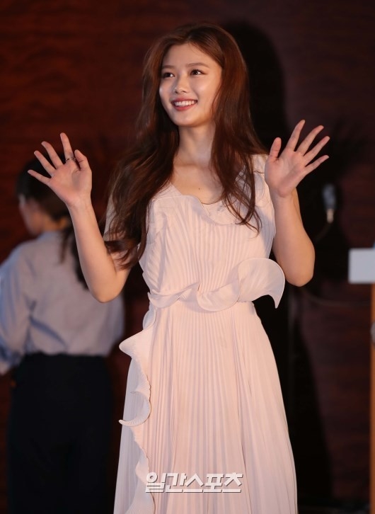 Không mặc trang phục đắt tiền, Kim Yoo Jung vẫn nổi bật tại Baeksang 2017