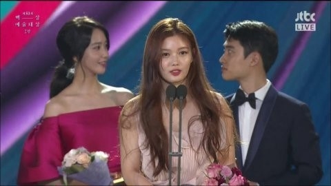 Yoona, D.O và Park Bo Gum được khen ngợi hết lời vì hành động đẹp tại Baeksang 2017