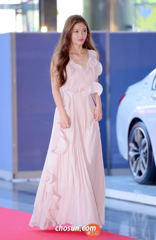 Không mặc trang phục đắt tiền, Kim Yoo Jung vẫn nổi bật tại Baeksang 2017