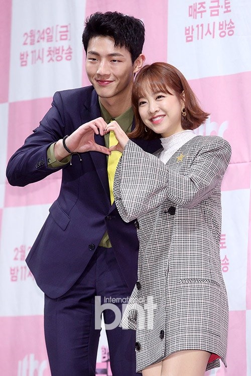 Fan lại dậy sóng khi Park Bo Young chia sẻ về group chat với Park Hyung Sik và Ji Soo