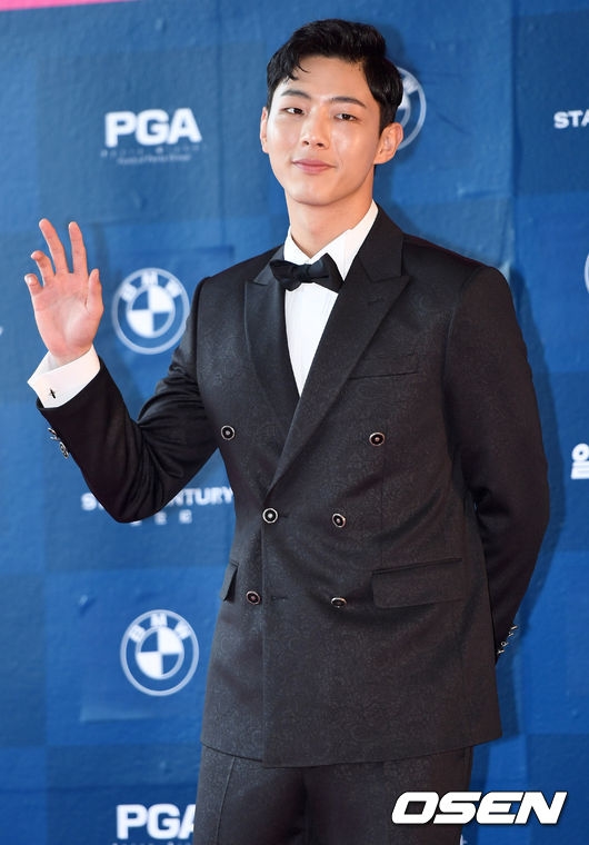 Ji Soo tìm đến cảnh sát thật học hỏi để hóa thân thành In Guk Doo trong 'Strong Woman Do Bong Soon'