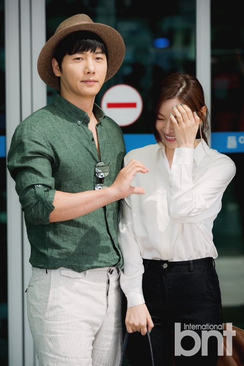 Lee Sang Woo - Kim So Yeon ngọt ngào tay trong tay lên đường đi chụp hình cưới