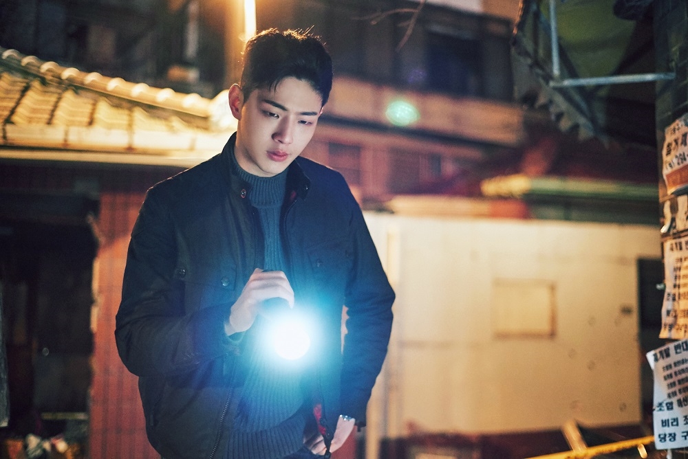 Ji Soo tìm đến cảnh sát thật học hỏi để hóa thân thành In Guk Doo trong 'Strong Woman Do Bong Soon'