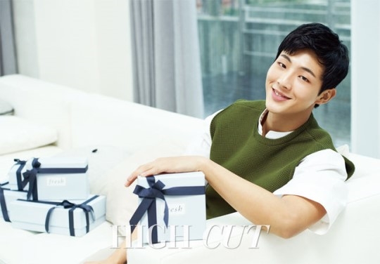 Ji Soo tìm đến cảnh sát thật học hỏi để hóa thân thành In Guk Doo trong 'Strong Woman Do Bong Soon'