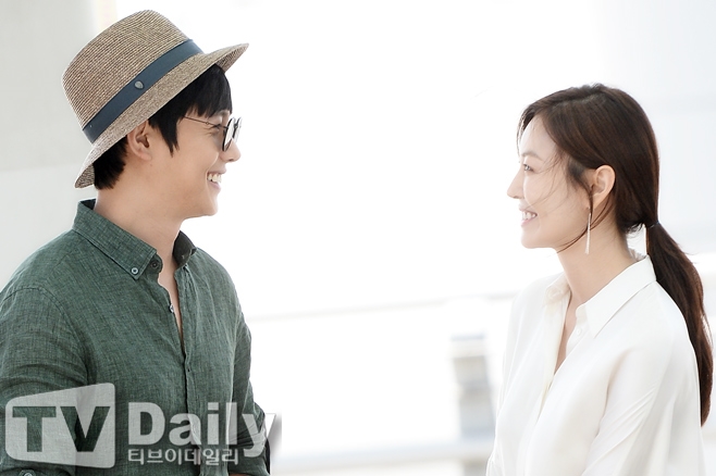 Lee Sang Woo - Kim So Yeon ngọt ngào tay trong tay lên đường đi chụp hình cưới