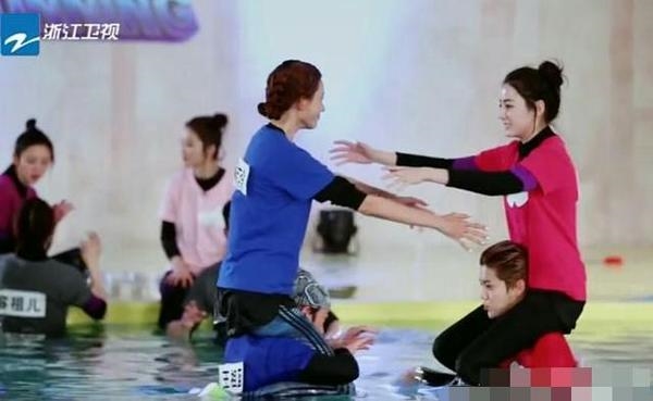 Địch Lệ Nhiệt Ba đỏ mặt vì được Luhan trang điểm thành Võ Tắc Thiên