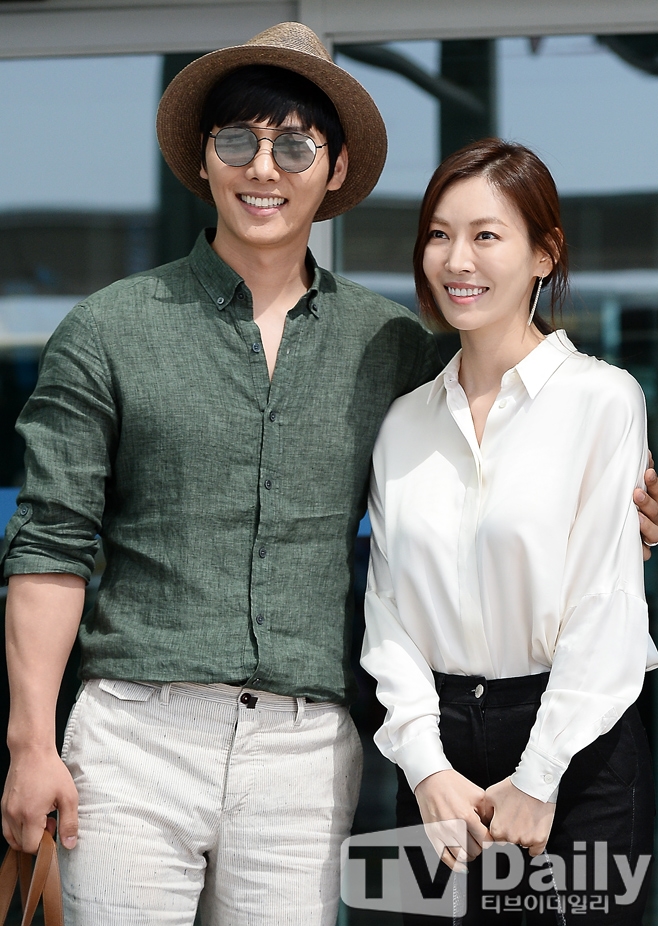 Lee Sang Woo - Kim So Yeon ngọt ngào tay trong tay lên đường đi chụp hình cưới
