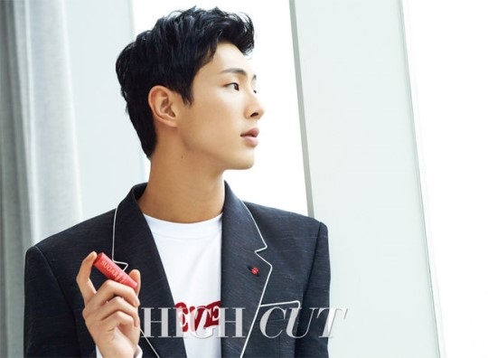 Ji Soo tìm đến cảnh sát thật học hỏi để hóa thân thành In Guk Doo trong 'Strong Woman Do Bong Soon'